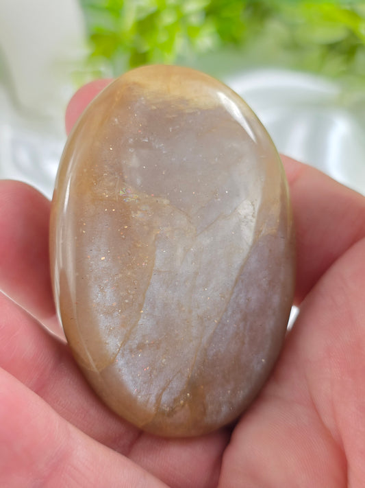 Peach Moonstone Palm Stone #Q8 – Comfort, Feminine Energy and Emotional Healing