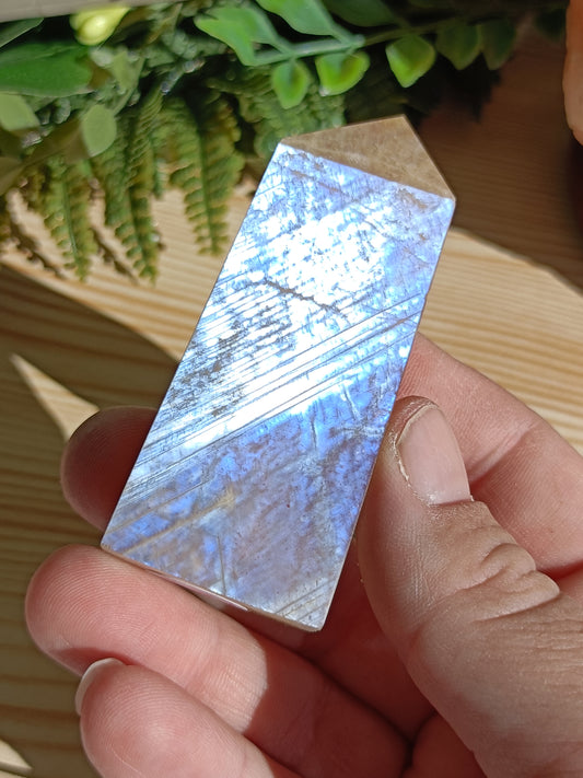 Moonstone Point #L2 – Intuition, Divine Feminine Energy and Emotional Balance