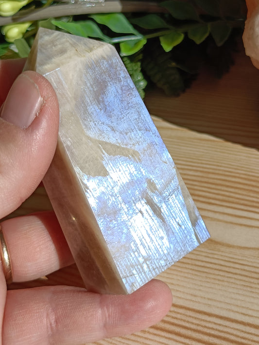 Moonstone Point #K8 – Intuition, Divine Feminine Energy and Emotional Balance