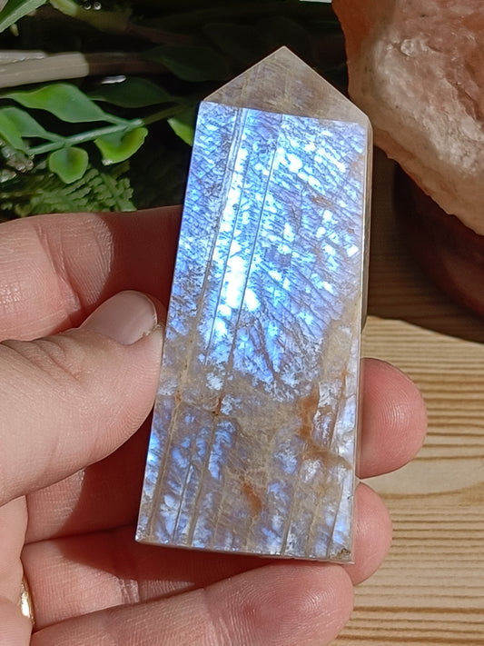 Moonstone Point #K4 – Intuition, Divine Feminine Energy and Emotional Balance