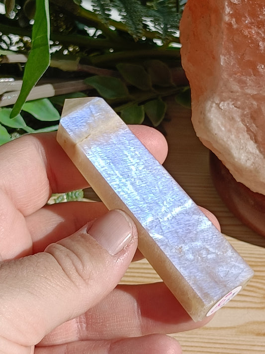 Moonstone Point #K9 – Intuition, Divine Feminine Energy and Emotional Balance
