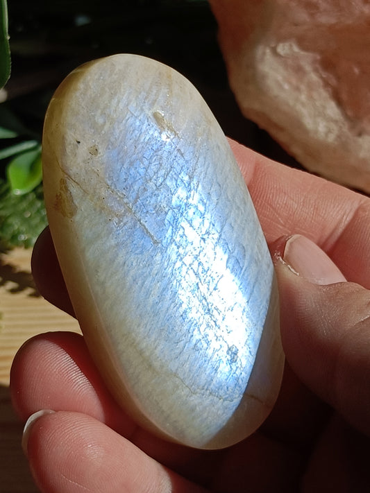 Moonstone Palm Stone #D1 – Intuition, Feminine Energy and New Beginnings