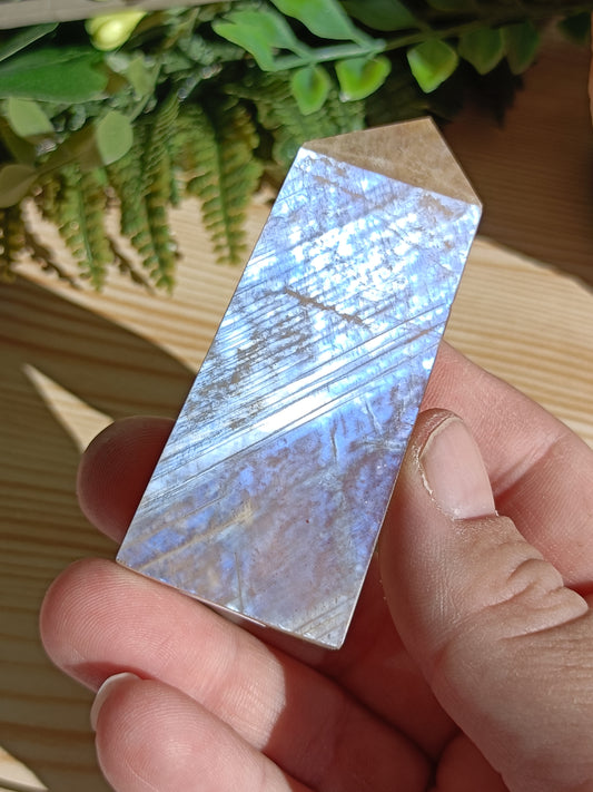 Moonstone Point #L2 – Intuition, Divine Feminine Energy and Emotional Balance