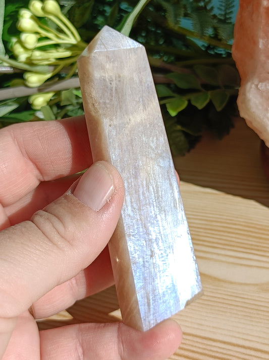 Moonstone Point #K5 – Intuition, Divine Feminine Energy and Emotional Balance