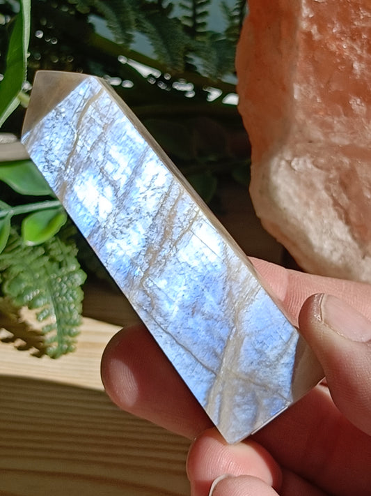 Moonstone Point #K2 – Intuition, Divine Feminine Energy and Emotional Balance