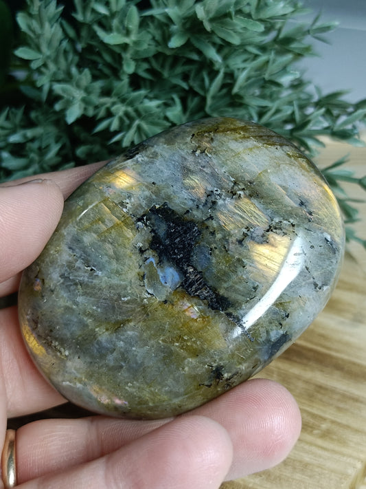 Labradorite Palm Stone #E5 – Crystal for Protection, Intuition & Transformation | Third Eye & Crown Chakra Stone