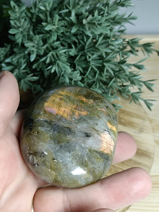 Labradorite Palm Stone #E5 – Crystal for Protection, Intuition & Transformation | Third Eye & Crown Chakra Stone