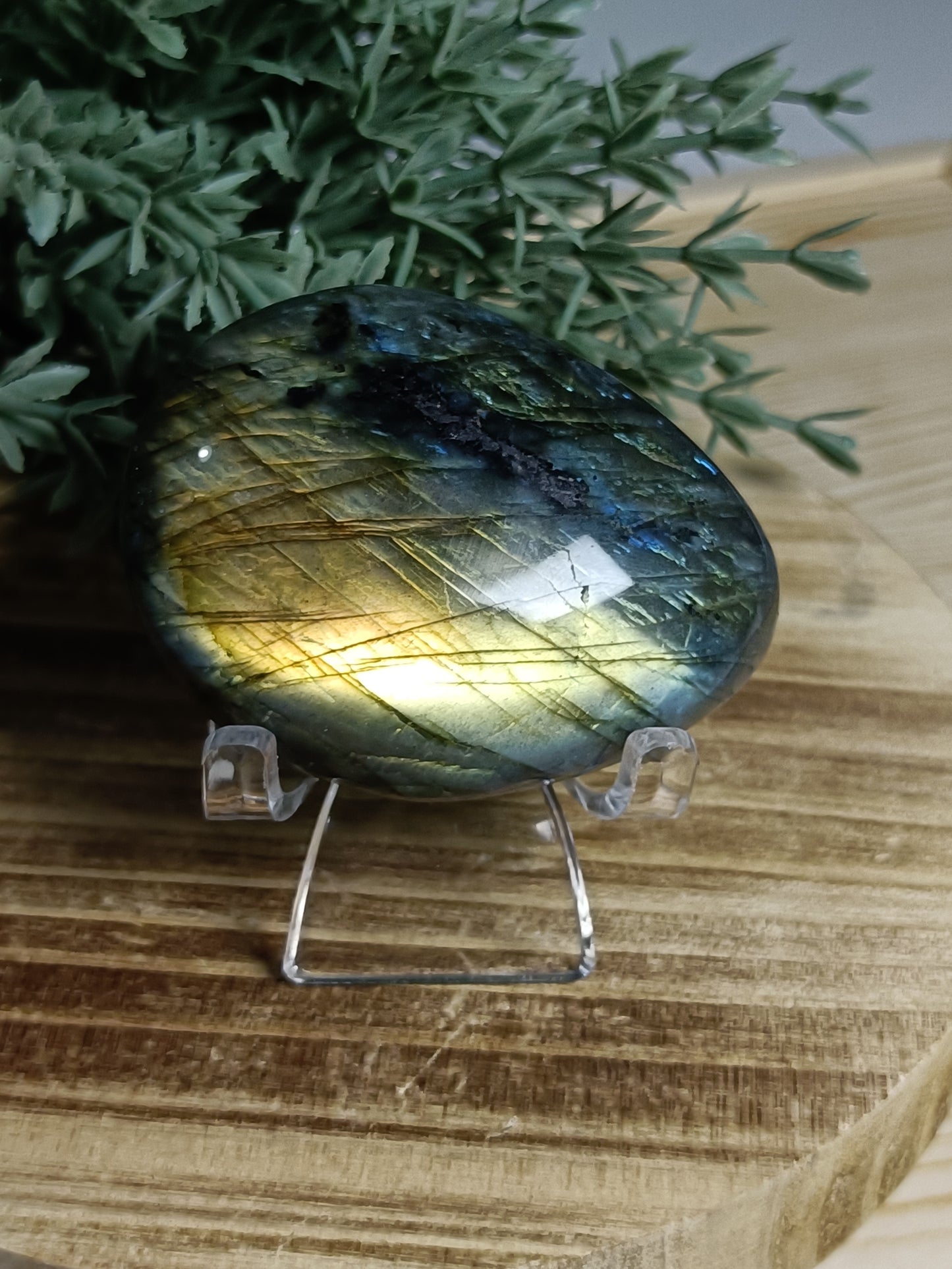 Labradorite Palm Stone #E2 – Intuition, Transformation and Inner Magic